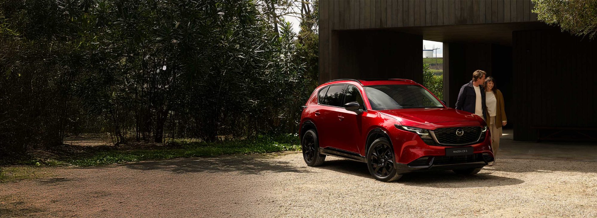 Mazda CX-5 seminuevo en un entorno urbano al atardecer