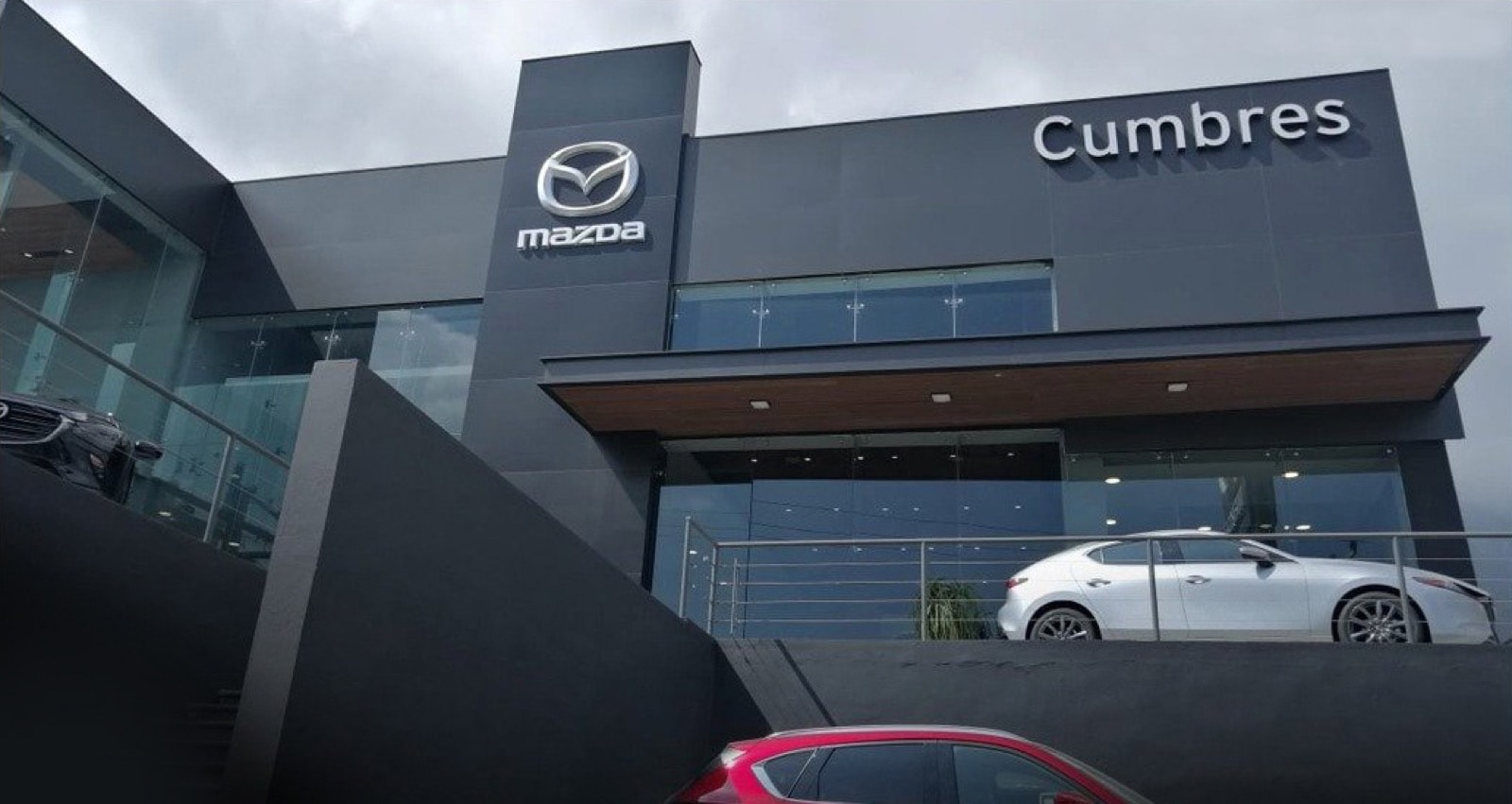 Fachada de Mazda Cumbres