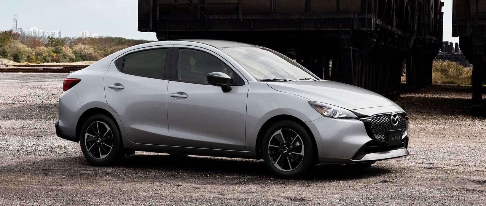 Mazda2 Sedán — vista 3